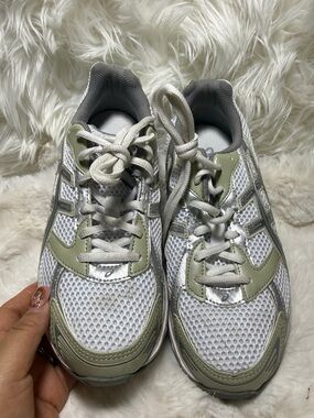 Oasis White and Light Green Men’s Athletic Sneakers